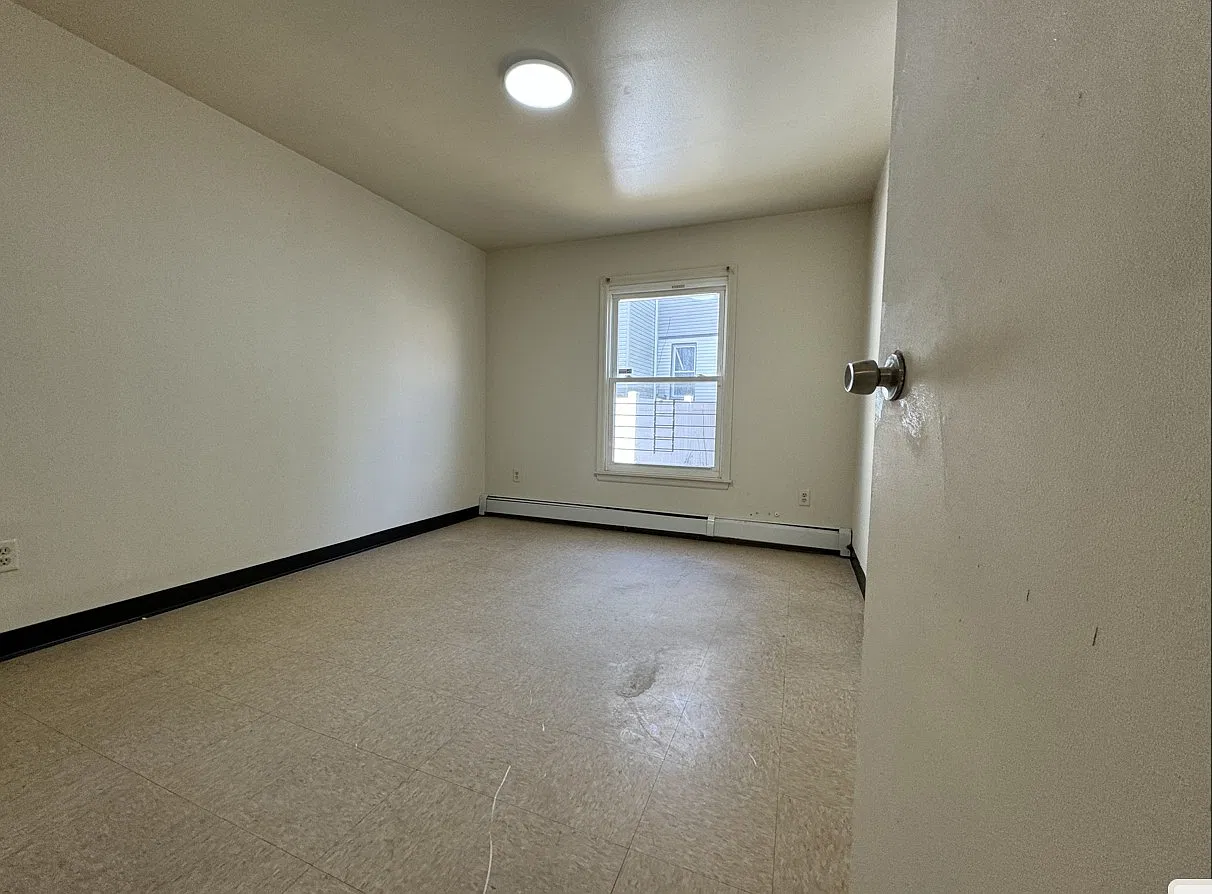 4 bed, 1200 sqft, $2,700 — Photo 2