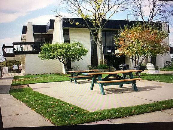 5th image of 9737 N Fox Glen Dr APT 2A