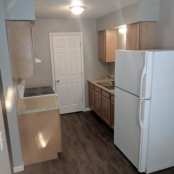 801 Stuart St — Photo 3