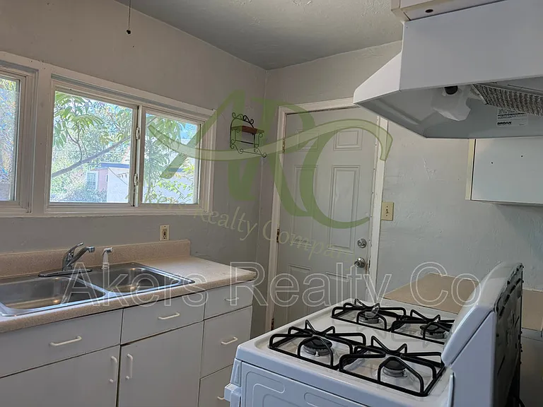 523 E Adams Ave — Photo 8