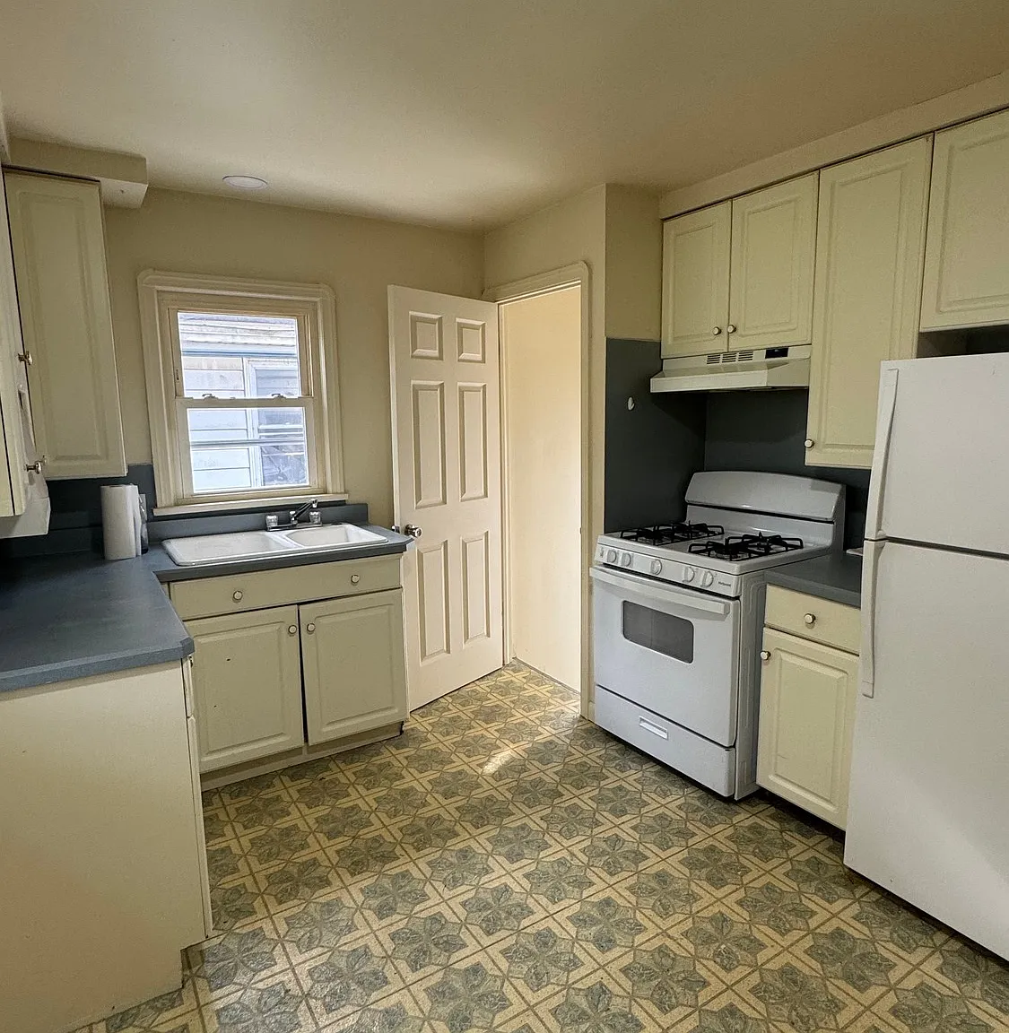 3 bed, 1.0 bath, 1865 sqft, $1,250 — Photo 2