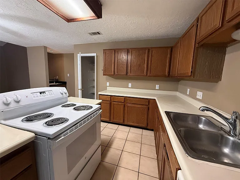 13218 Avonshire Dr — Photo 6