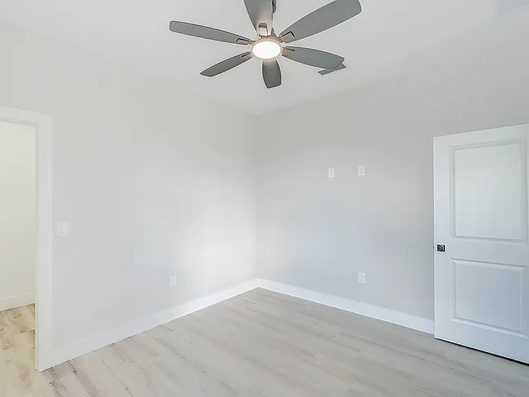 1019 Cedartree Ave — Photo 15