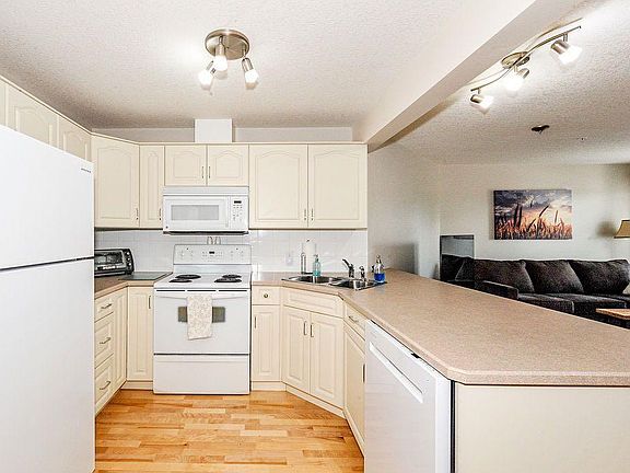 4th image of 5419 E 49th Ave #208