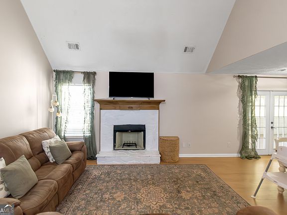 4th image of 926 Locust Rd