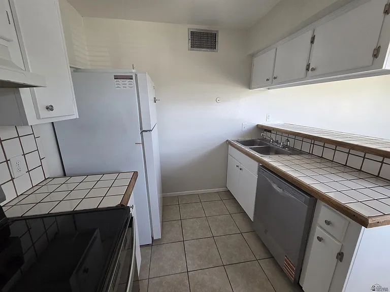 1201 W 20th Pl — Photo 6