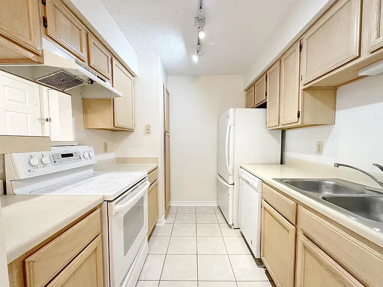 1523 Lincoln Way #204B — Photo 3