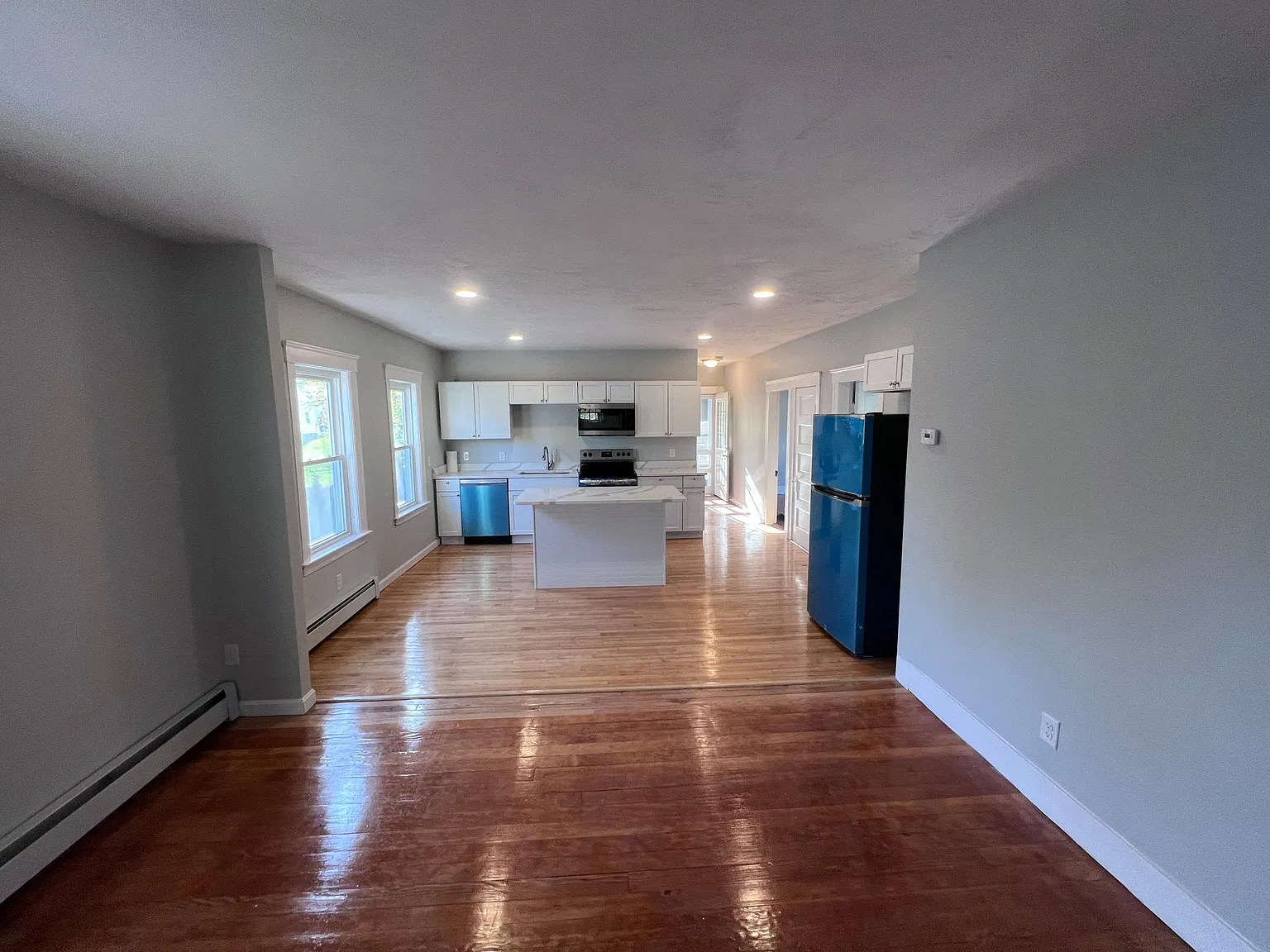 3 bed, 1200 sqft, $2,100 — Photo 4