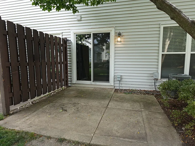 1070 Woodhill Ct — Photo 2