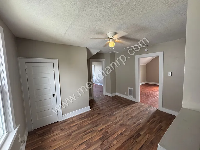 2403 N Clinton St — Photo 11
