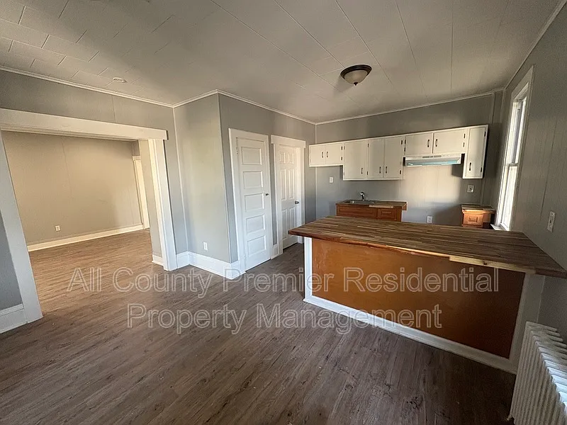 3 bed, 1.0 bath, 1100 sqft, $2,000 — Photo 4