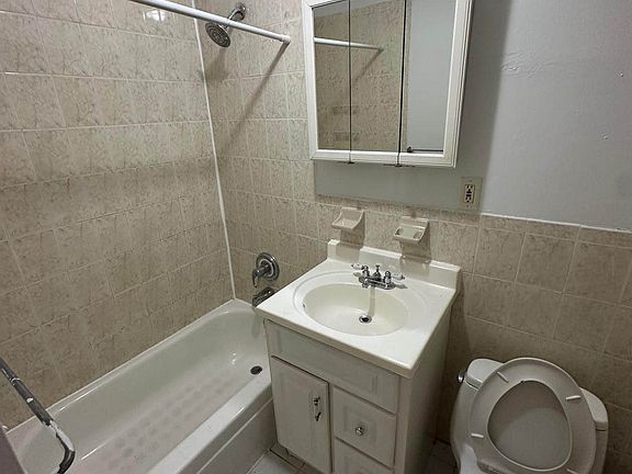 5th image of 548 W 50th St #33F
