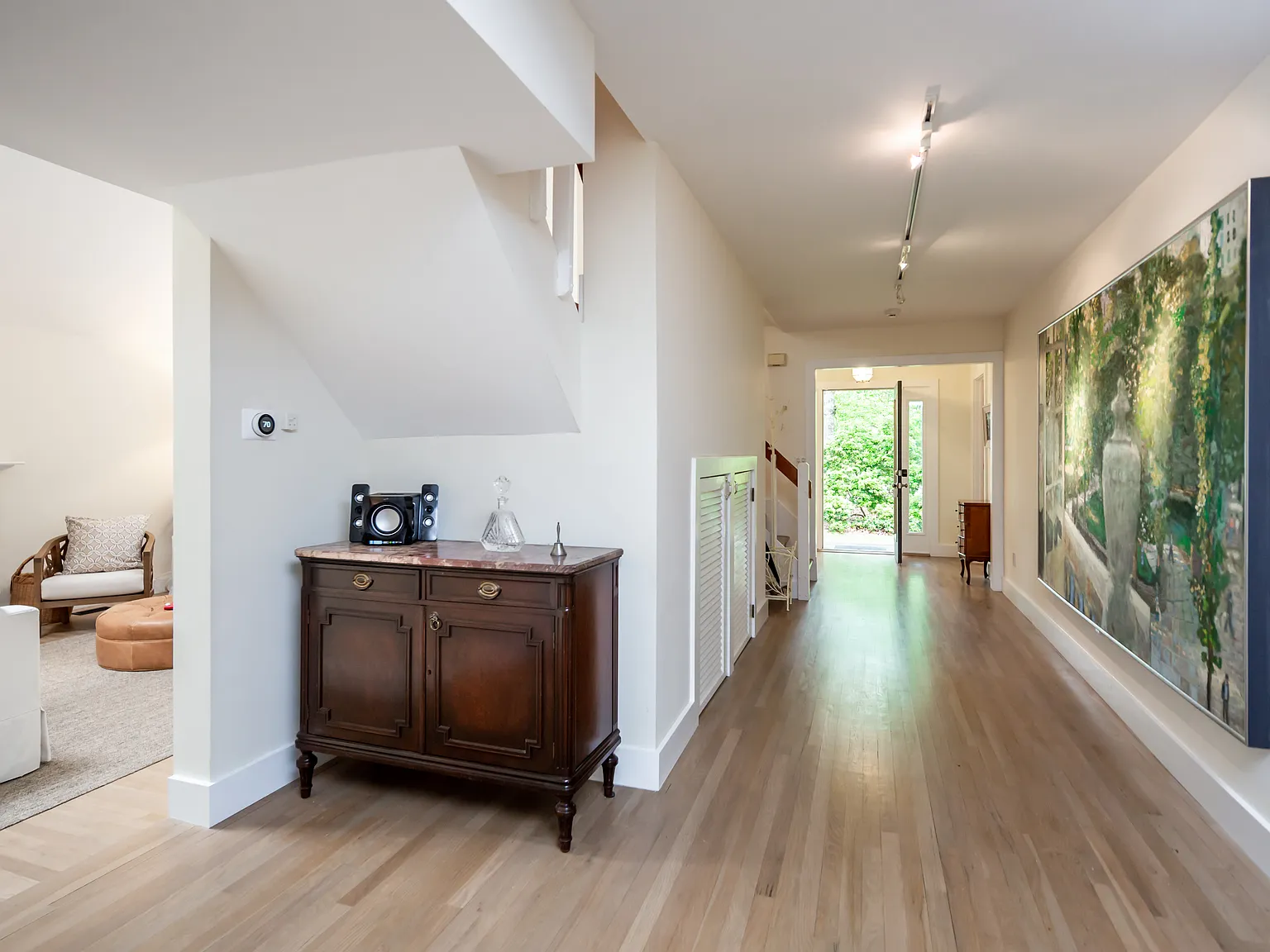 Pristine Contemporary with heated pool on a private acre — Photo 2
