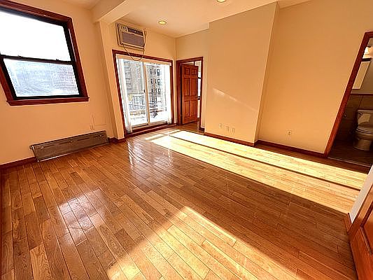 3rd image of 150 W 92nd St