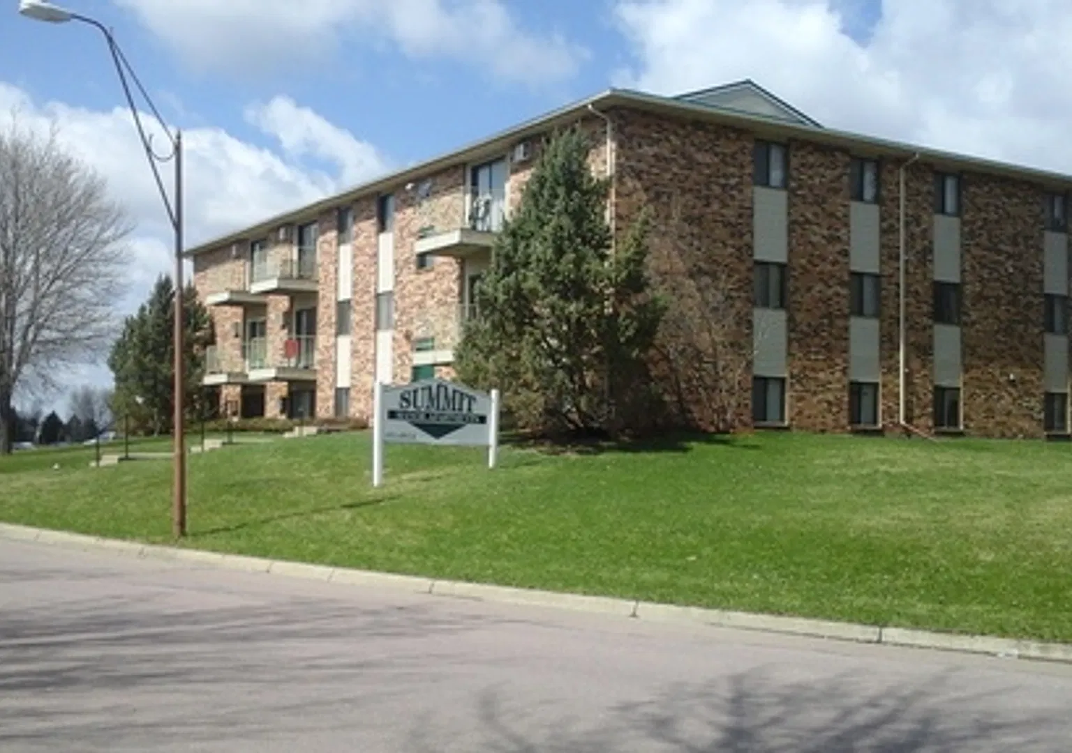 Summit Manor Apartments — Photo 1