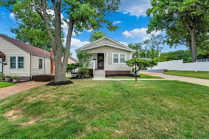 631 Clover Ln photo 1