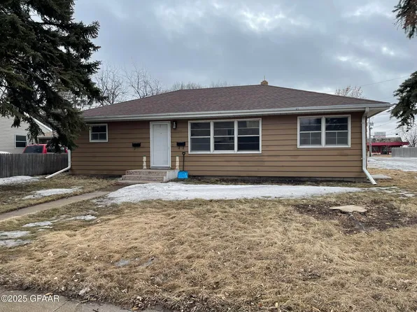 1131 14th Ave S, Grand Forks, ND 58201