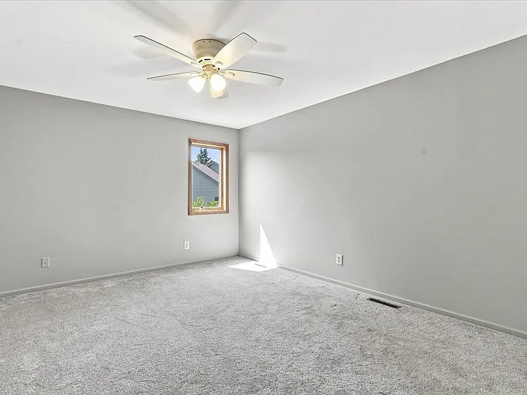 911 Thomas Dr — Photo 38