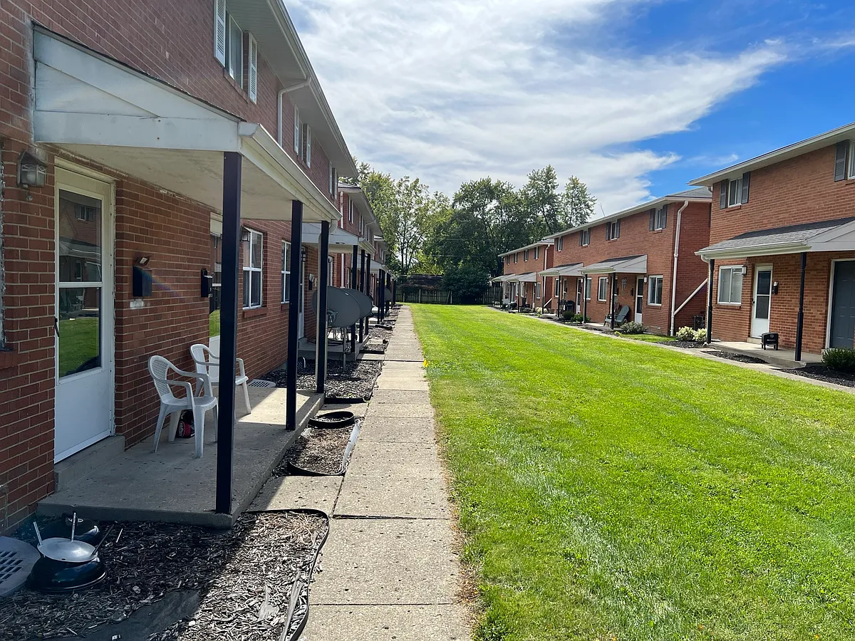 Photo 1 of 33 - 905 N Meadows Ct #D - Columbus, OH Primary Photo - 905 N Meadows Ct #D