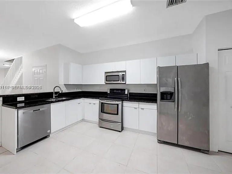 3903 Tree Top Dr #Townhouse 3903 — Photo 3