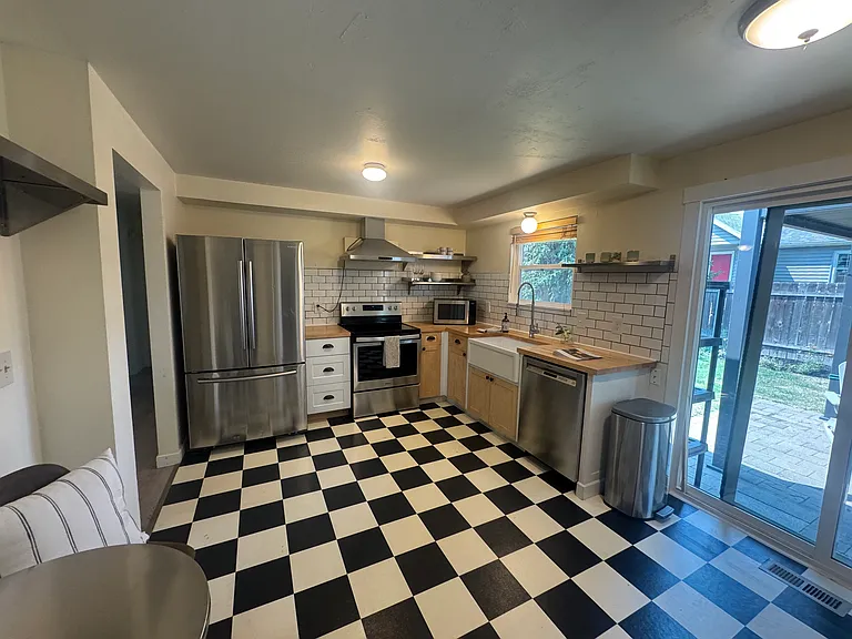 1467 S Grant Ave — Photo 2