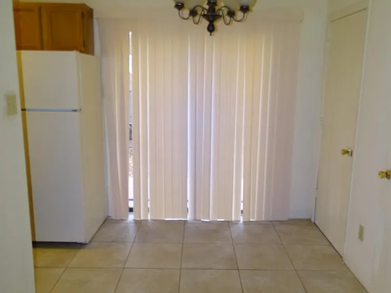 212 N Troy Ave #B — Photo 6