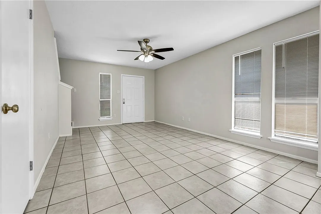 2 bed, 896 sqft, $1,195 — Photo 3