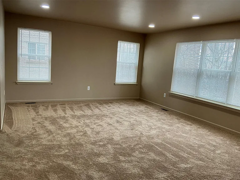 48161 Nottinghill Ln — Photo 11