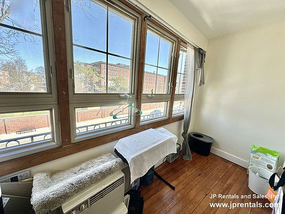 5th image of 335 S Huntington Ave APT 10
