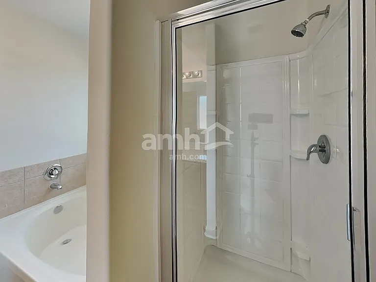 3919 Hawthorn Glen Ct — Photo 13