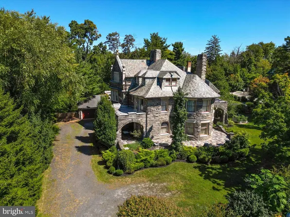 8003 Saint Martins Ln, Philadelphia, PA 19118