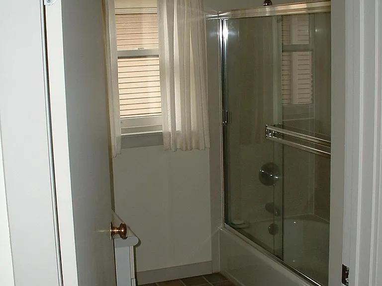 Full Bathroom with Tub
