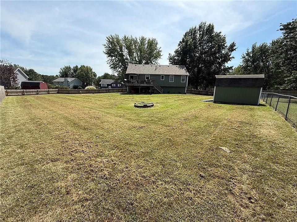 2nd image of 607 SE 120th Rd