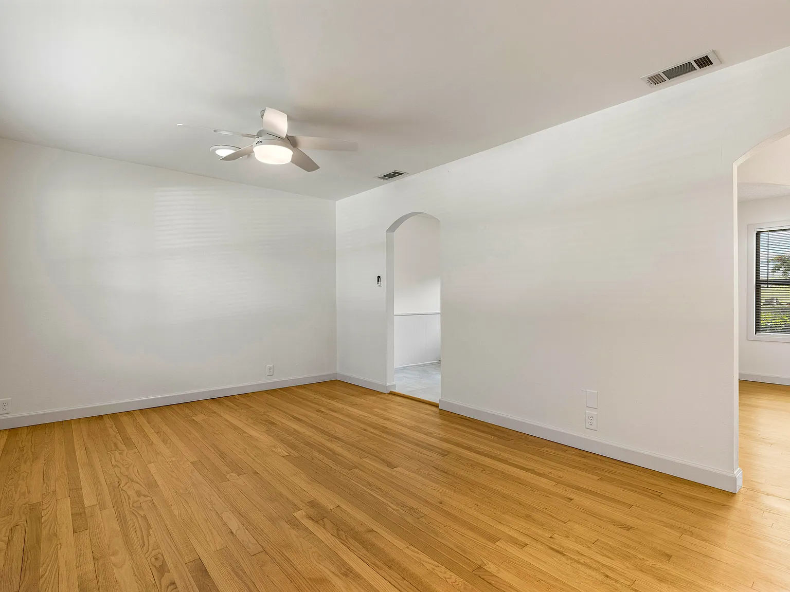 2 bed, 1002 sqft, $2,250 — Photo 3
