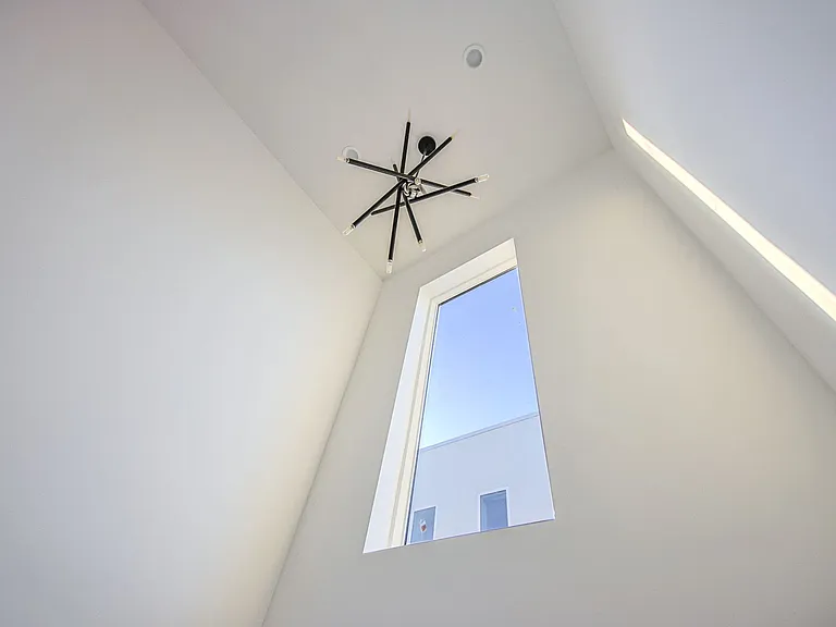 1223 N June St — Photo 33