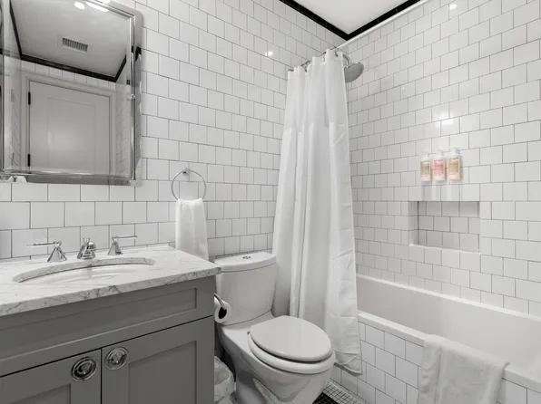 808 Lexington Avenue image 23 of 32