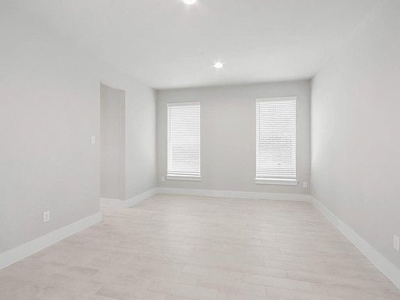 4th image of 1944 Golden Spruce Ln