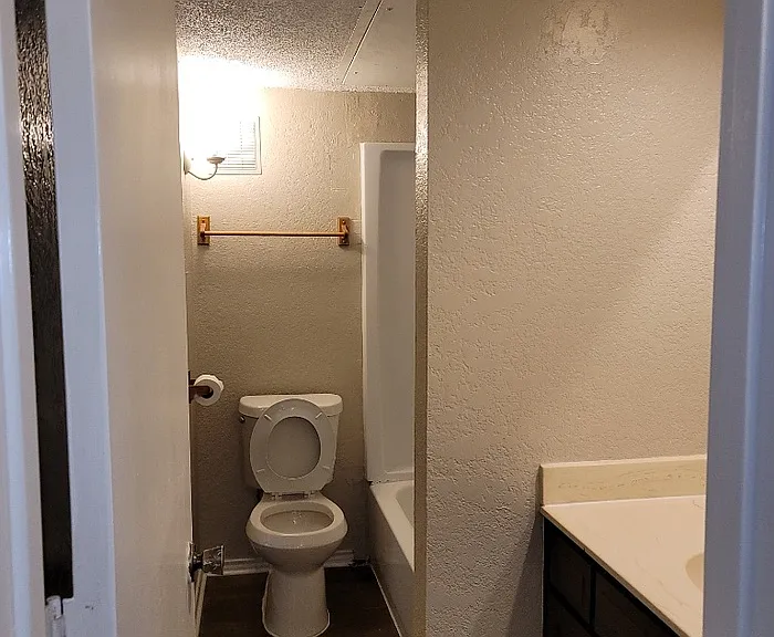 1117 Landsdale Ln — Photo 8