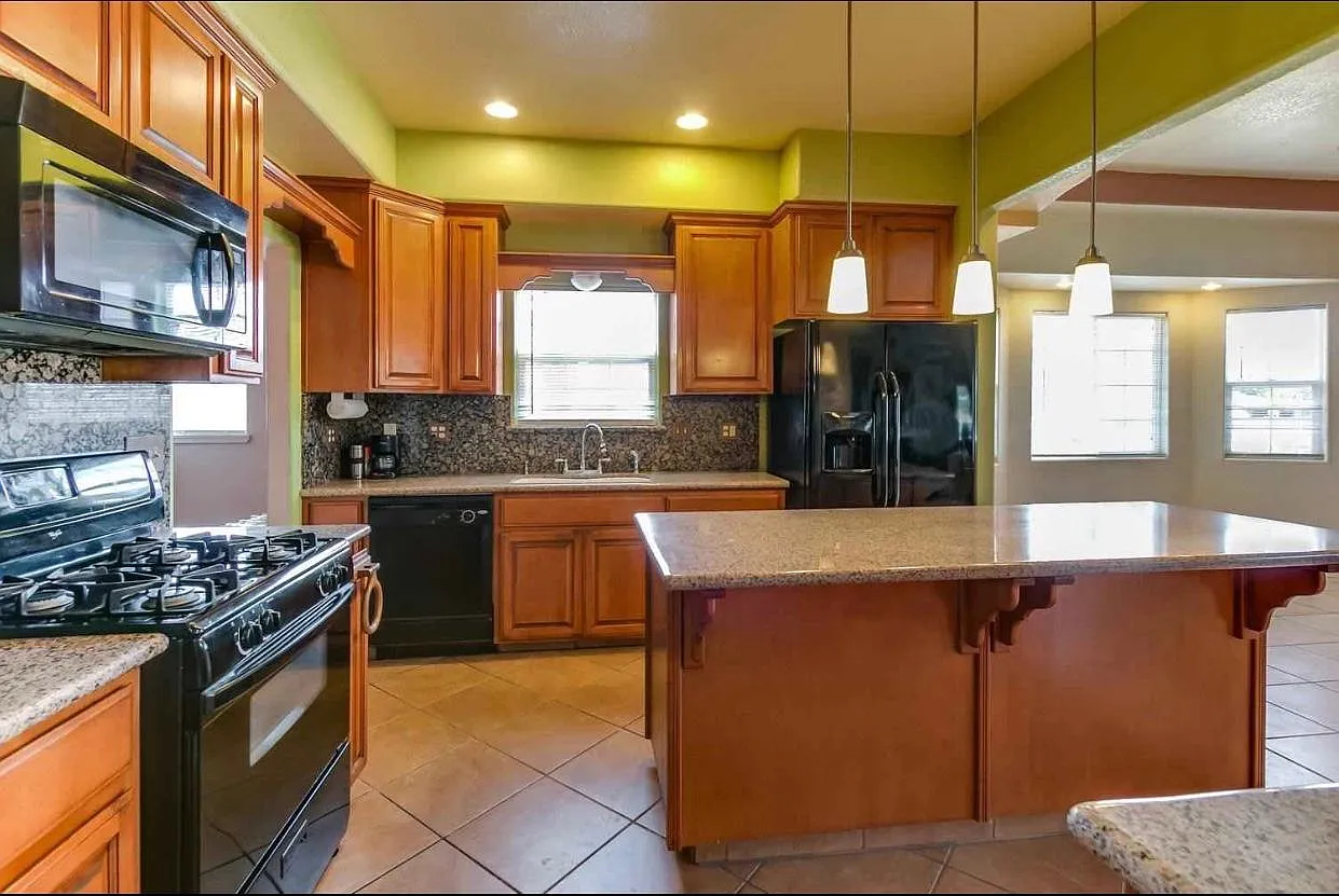 3 bed, 1350 sqft, $3,000 — Photo 4