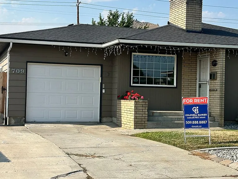 709 Schons Pl — Photo 1