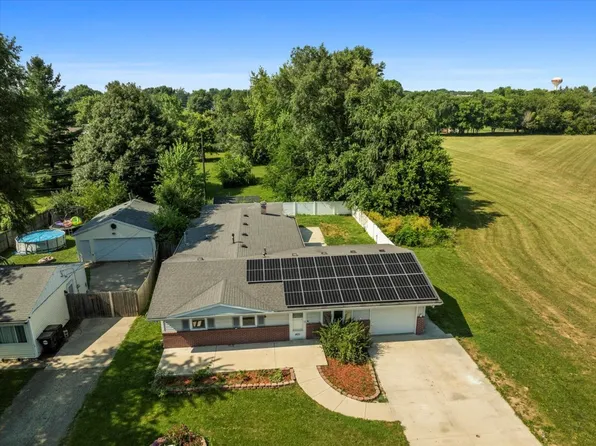 401 Sunset Dr, Le Roy, IL 61752