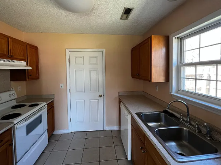 667 Ponderosa Dr — Photo 2