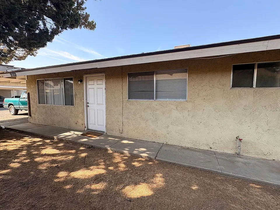 2526-2532 W Caldwell Ave