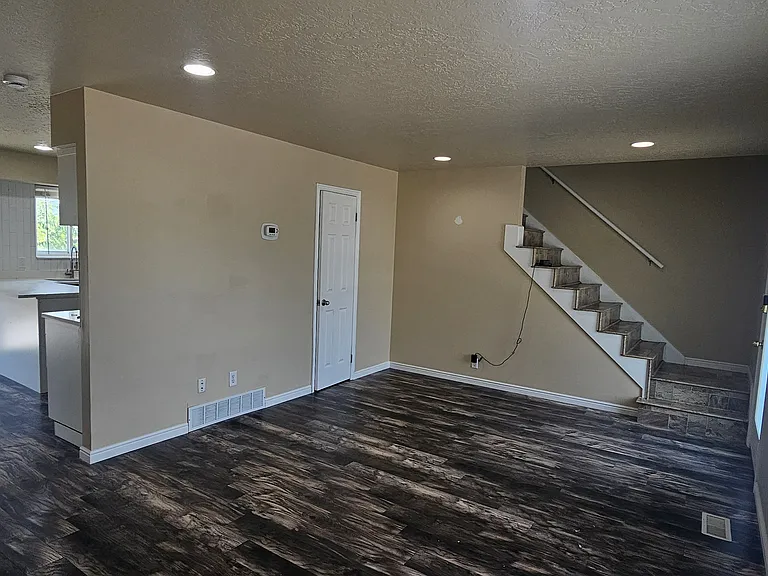 2318 E Claybourne Ave — Photo 3