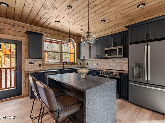 5th image of 2104 Valley Creek Way