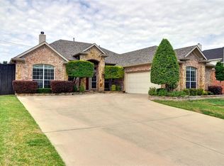613 Walnut Bend Dr, Mansfield, TX 76063