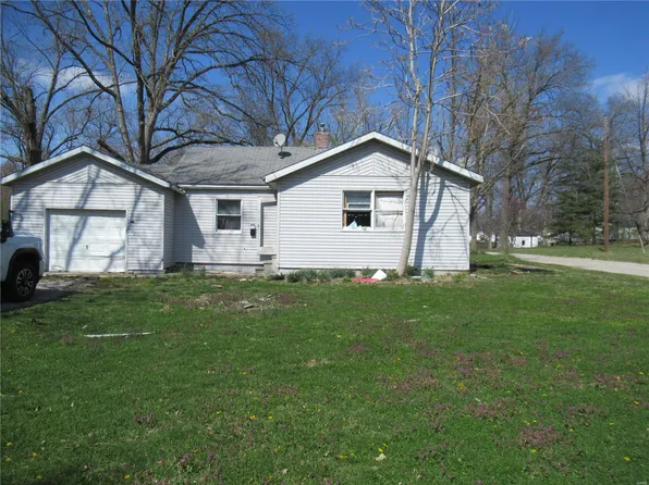 414 E Olive St, Salem, IL 62881