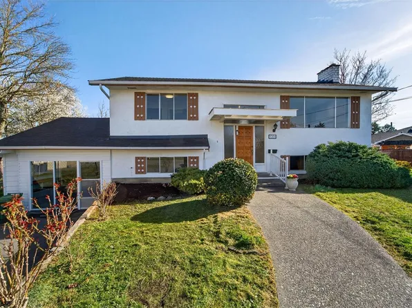 10304 Pollard Pl, Sidney, BC V8L 2M4