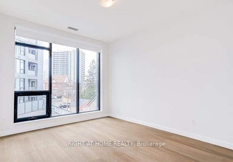690 King St W #218 — Photo 9
