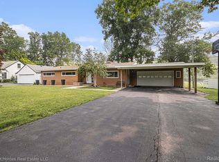 22813 Meridian Rd, Grosse Ile, MI 48138